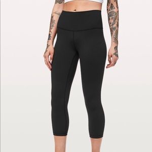 Lululemon Black Wunder Under Crop leggings SIZE 2